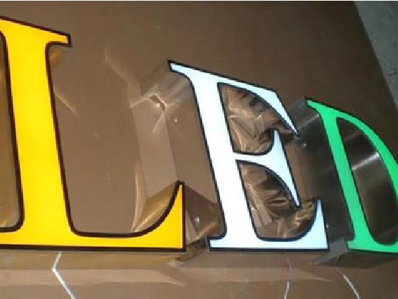香格里拉介绍LED招牌的基础知识。